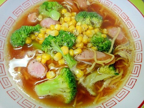 ブロッコリーとウインナーコーンの醬油ラーメン